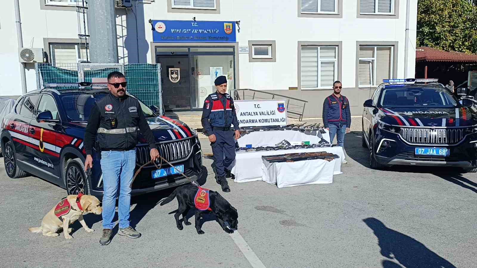 jandarmadan silah operasyonu 30 tabanca 27 av tufegi ele gecirildi 2 r9O1mpqT