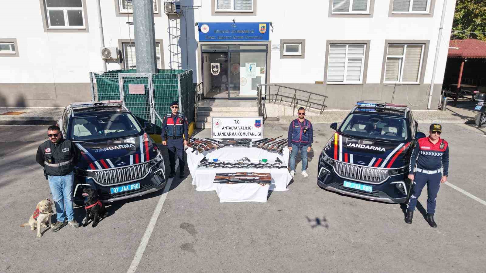 jandarmadan silah operasyonu 30 tabanca 27 av tufegi ele gecirildi 3 eD93d2Wy