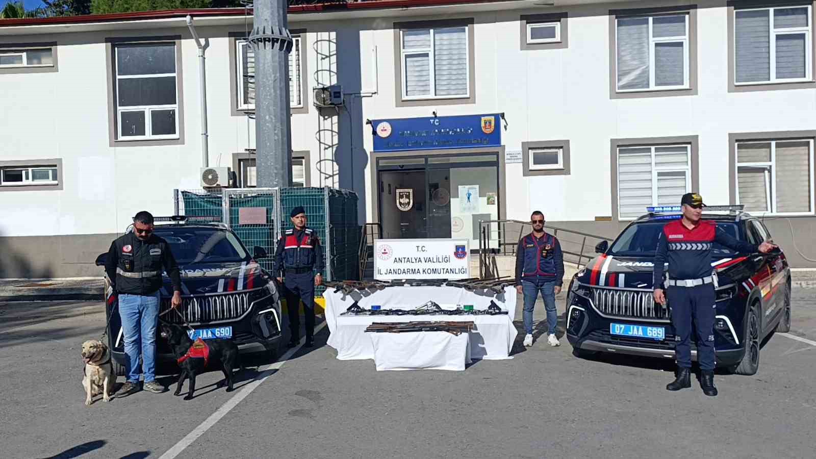 jandarmadan silah operasyonu 30 tabanca 27 av tufegi ele gecirildi 4 V5ZhF5Kv