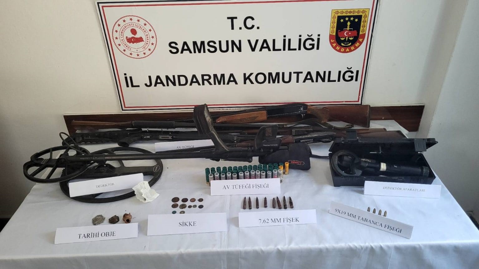 jandarmadan silah ve tarihi eser operasyonu 4 gozalti 0 c3nbtOuj
