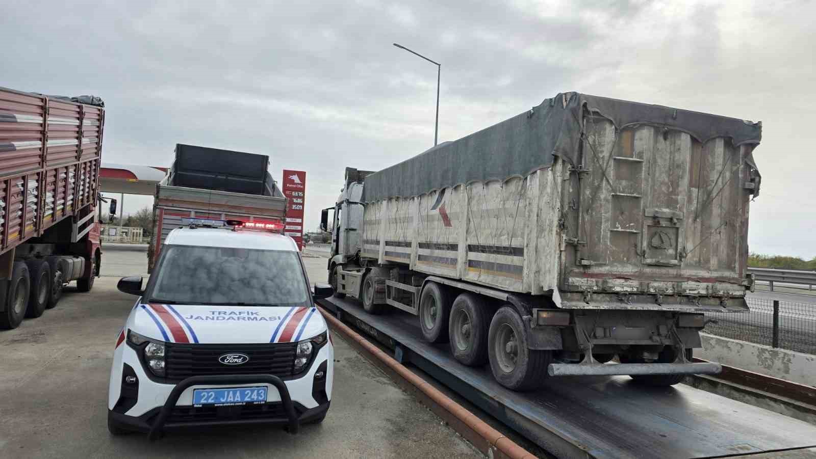 jandarmadan tonaj uygulamasi 2 araca 120 bin lira ceza kesildi 0 flWMgcGz