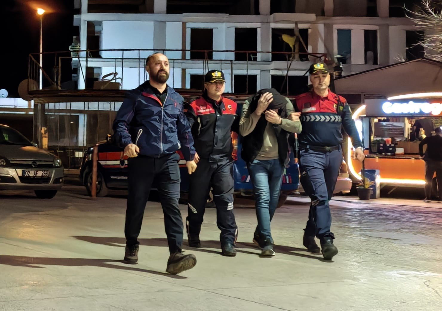 jandarmadan uyusturucu operasyonu evde uretim duzenegi kurmus 1 vnGbh13p