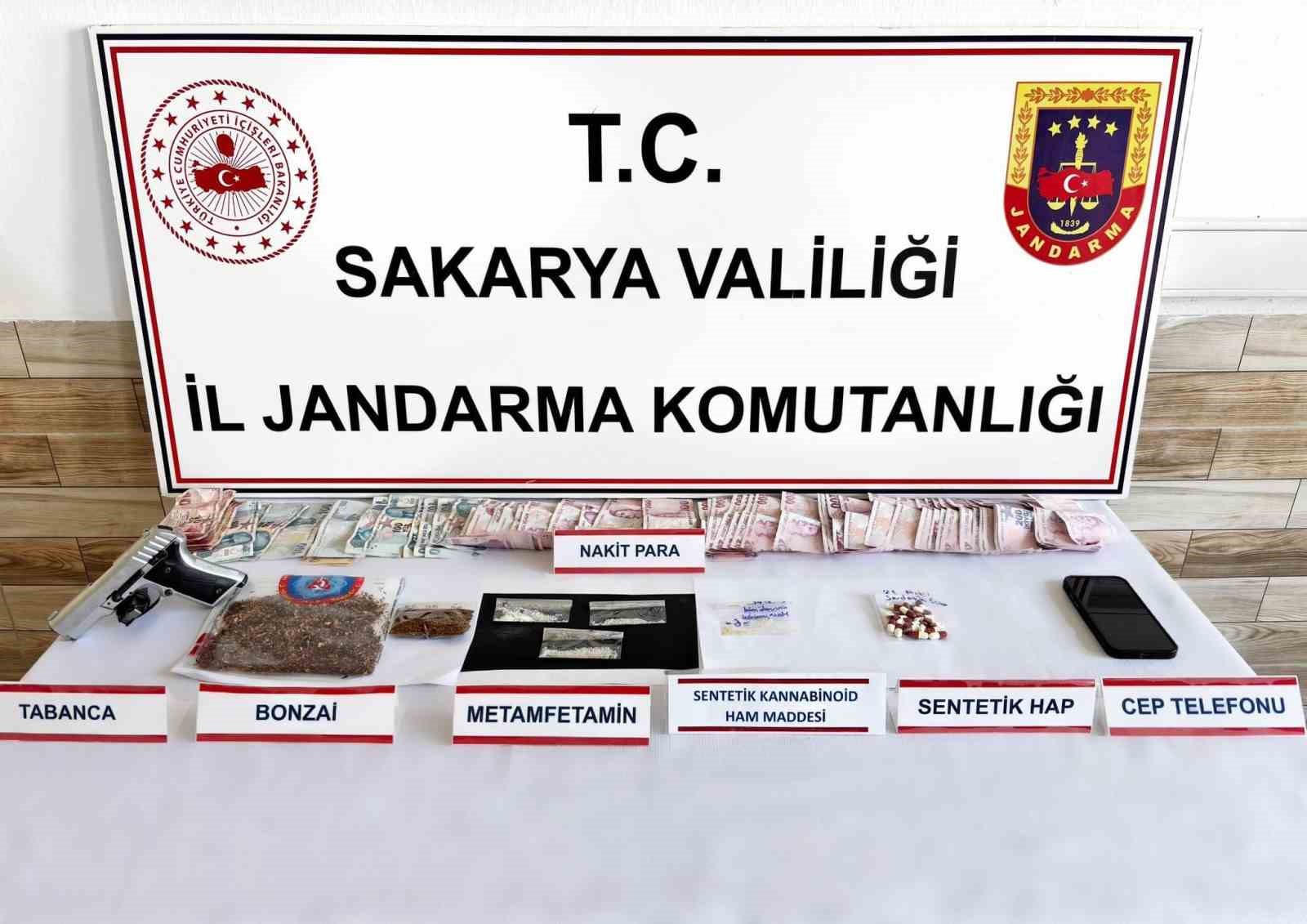 jandarmadan uyusturucu tacirlerine darbe 2 torbaci tutuklandi 0