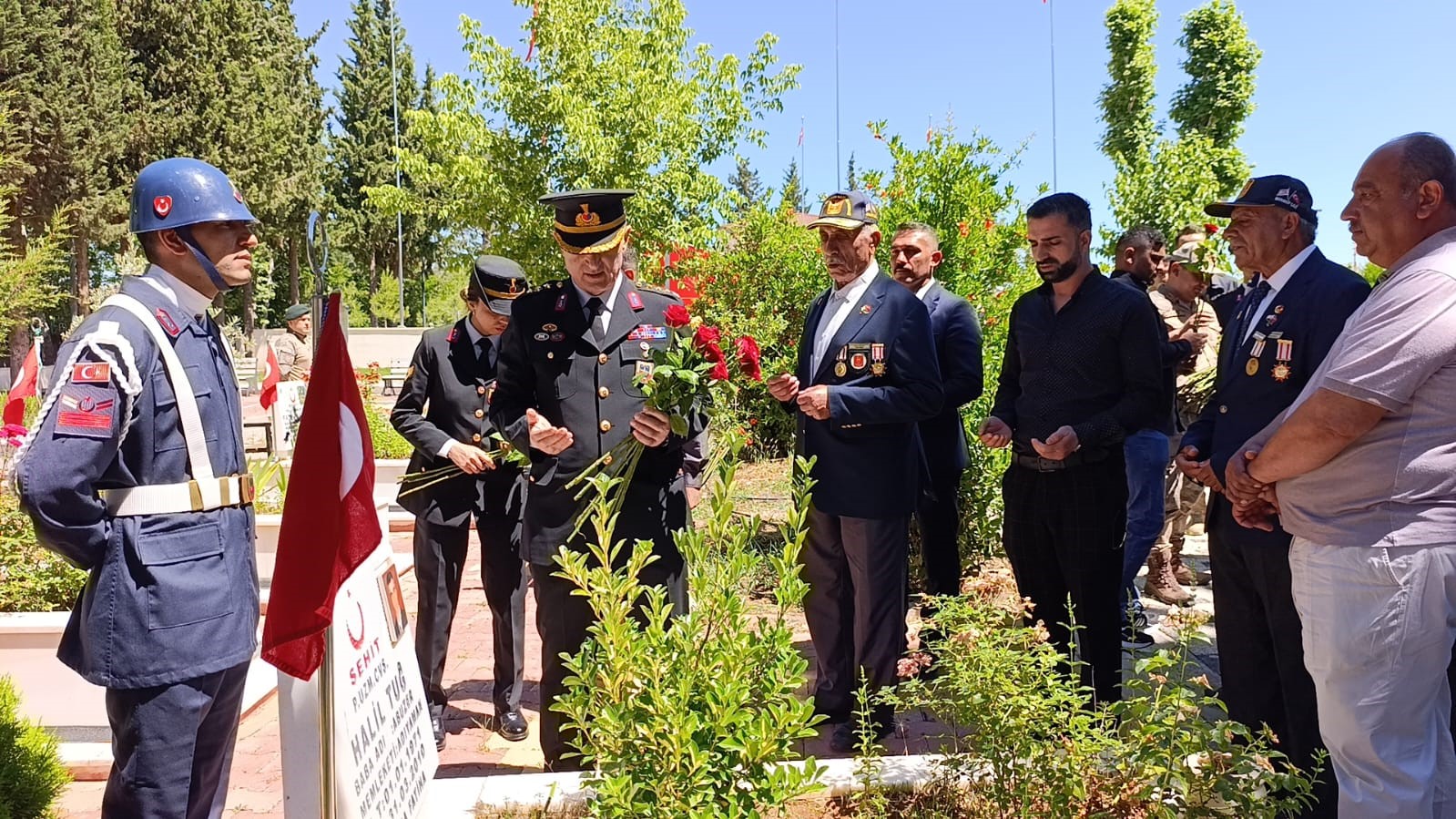 jandarmanin 187nci kurulus yil donumunde sehitlik ziyaret edildi 0