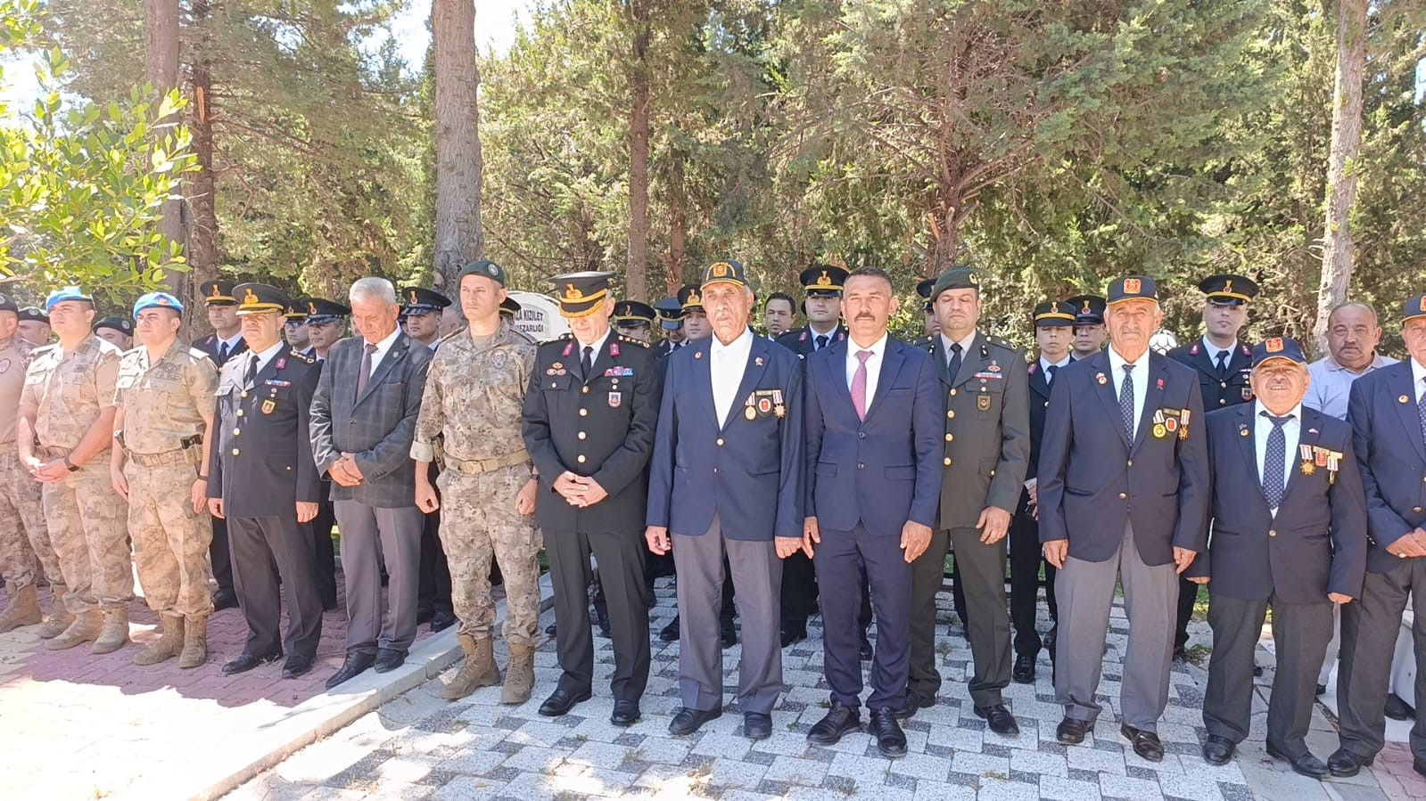 jandarmanin 187nci kurulus yil donumunde sehitlik ziyaret edildi 2 kmtBMrAa