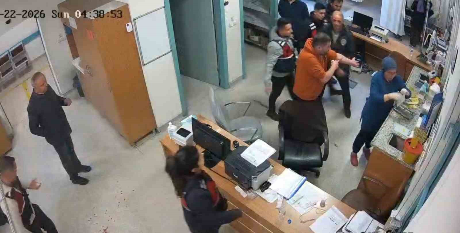 Jandarmanın alkol kontrolünü kabul etmeyen CHP’li başkan yardımcısı, hastanede de gerginlik çıkarmış 5 jandarmanin alkol kontrolunu kabul etmeyen chpli baskan yardimcisi hastanede de gerginlik cikarmis 1 zgefzm1T