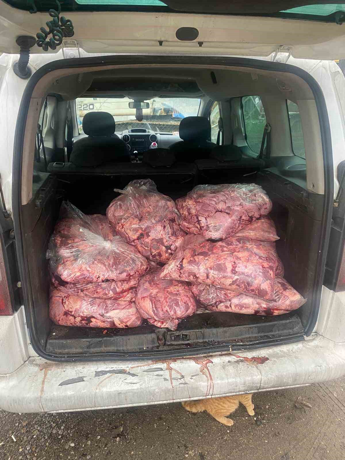 jandarmanin durdurdugu aractan 450 kilo bozulmus et cikti 0 D7EfQ1Cp