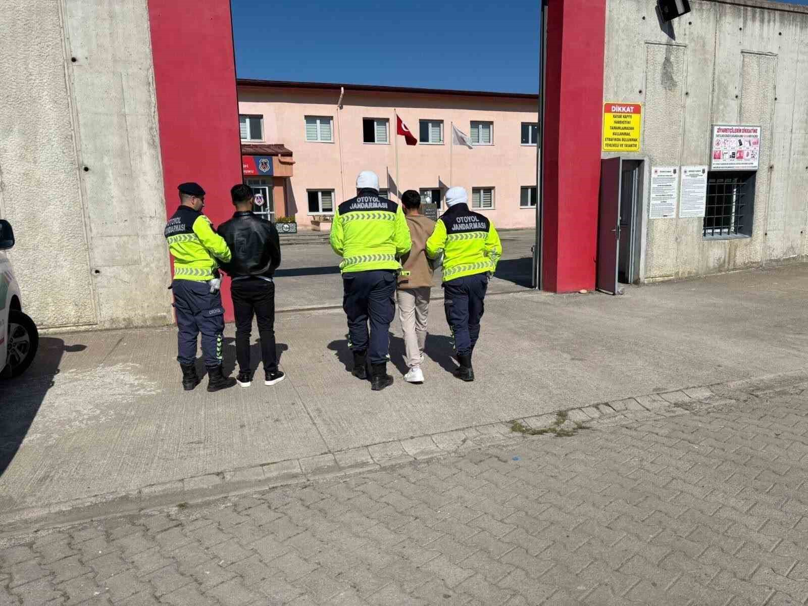 jandarmanin durdurdugu aractan 7 duzensiz gocmen cikti 2 tutuklama 1 klFdjkOD