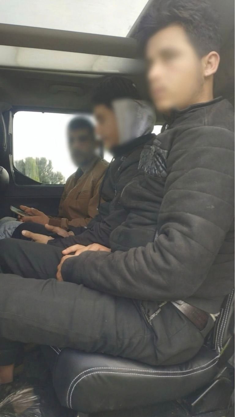 jandarmanin durdurdugu aractan 7 duzensiz gocmen cikti 2 tutuklama 2 IzMppka8