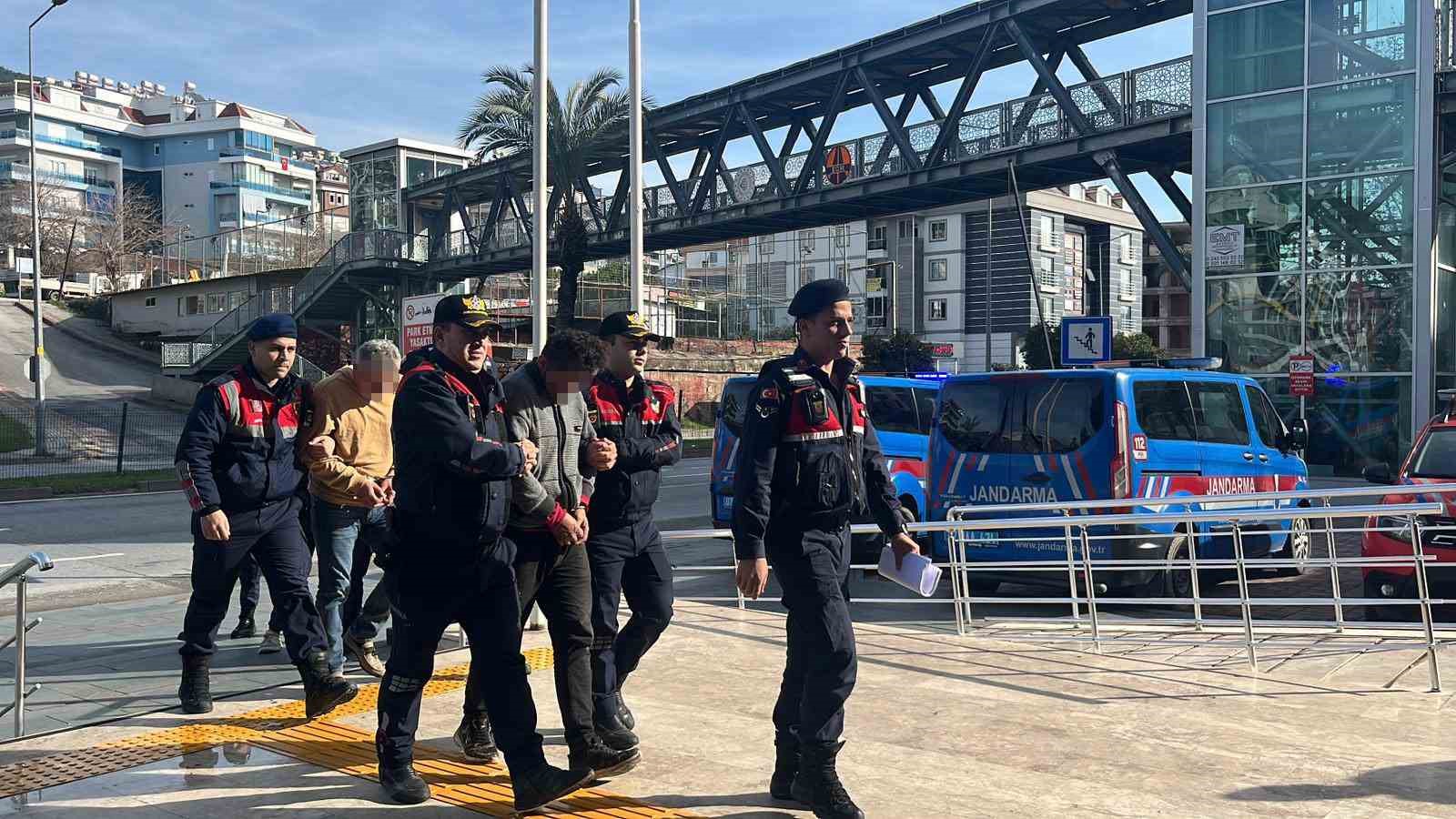 jandarmayi gorunce caldiklari avokadolari birakip kactilar 0