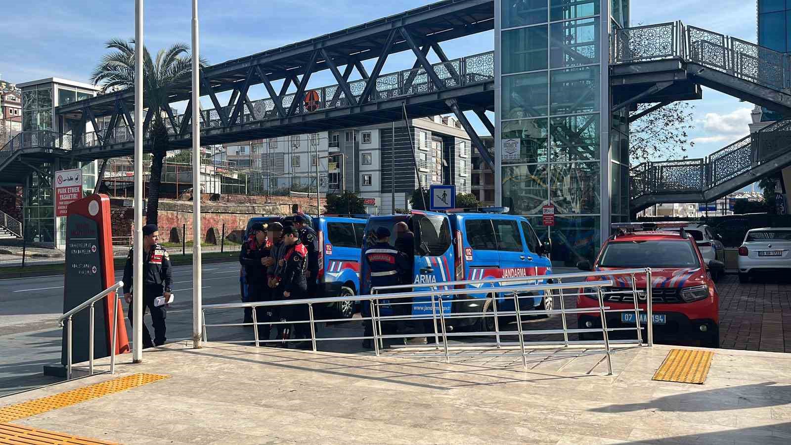 jandarmayi gorunce caldiklari avokadolari birakip kactilar 1