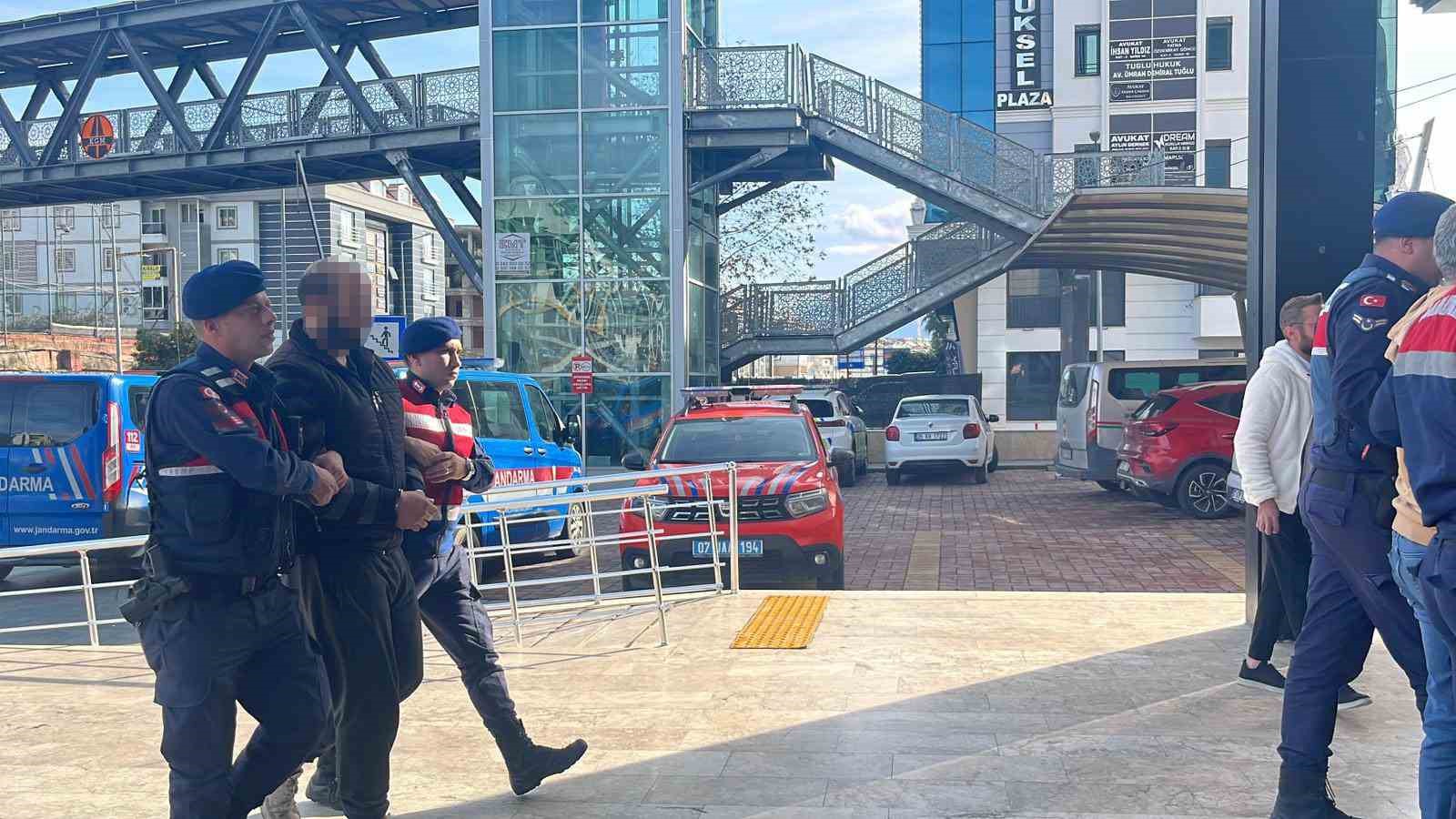 jandarmayi gorunce caldiklari avokadolari birakip kactilar 8 VHbJvt7e