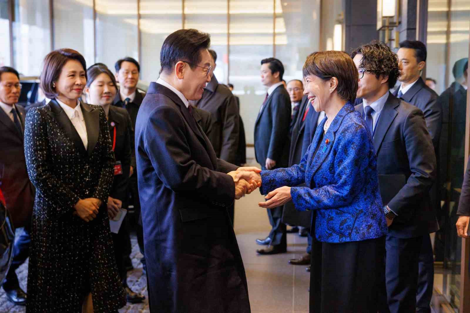 japonya ve guney kore liderlerinden k pop sarkilari esliginde bateri sov 1 SjbnZkvR