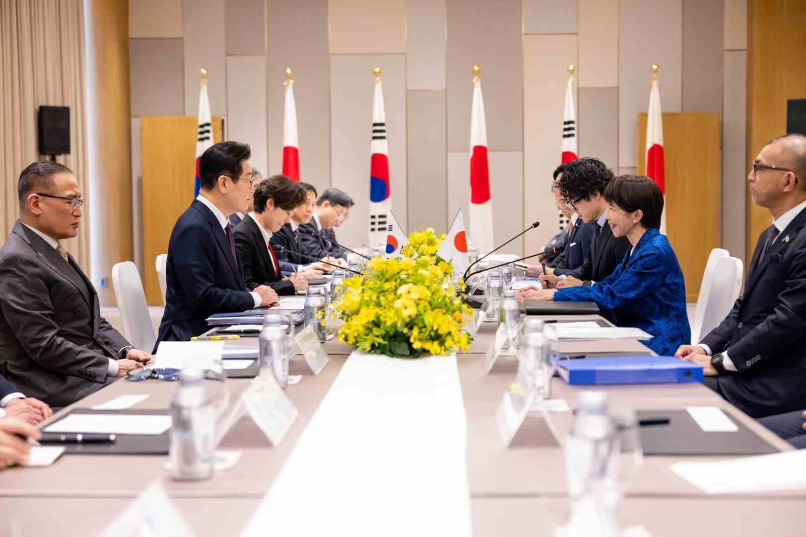 japonya ve guney kore liderlerinden k pop sarkilari esliginde bateri sov 3 LZThyHl1