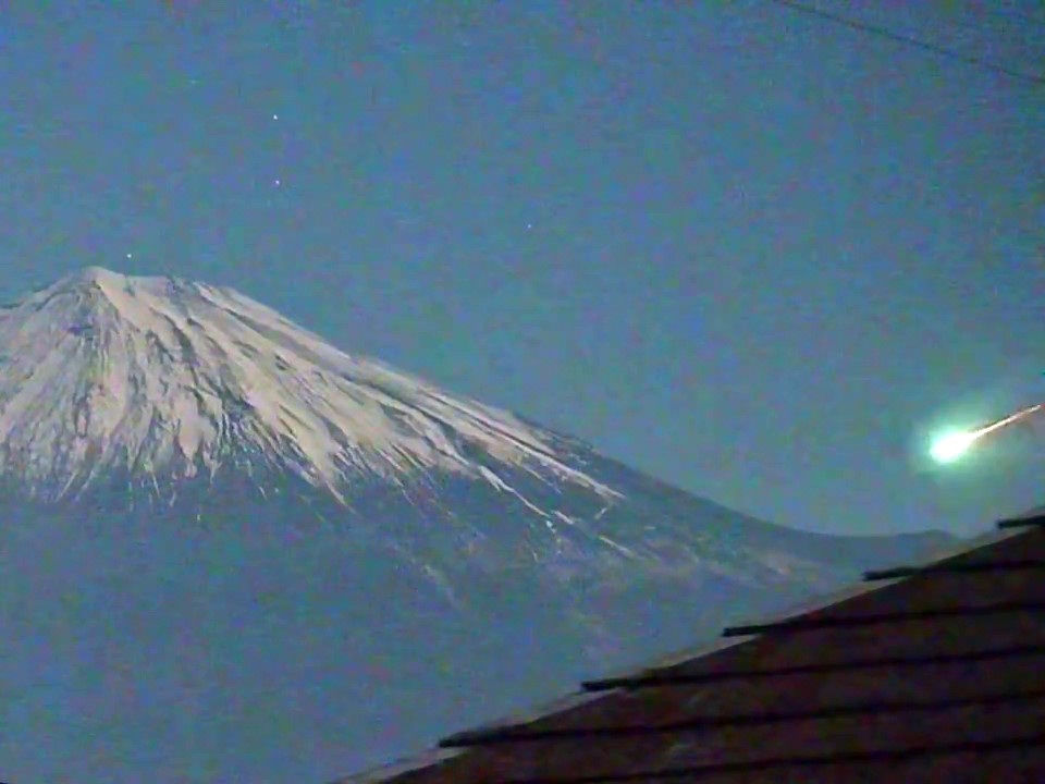 japonyadaki fuji dagi semalarini aydinlatan meteor gorsel solen yasatti 0 8El1cjKQ