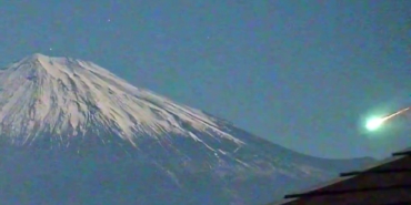 japonyadaki-fuji-dagi-semalarini-aydinlatan-meteor-gorsel-solen-yasatti-SNjZJPIT.jpg