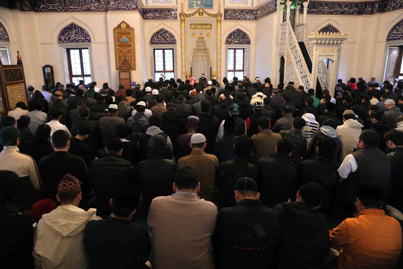 japonyadaki tokyo camiinde bayram namazi yogun katilim nedeniyle 5 kez kilindi 1 3TJZhFe1
