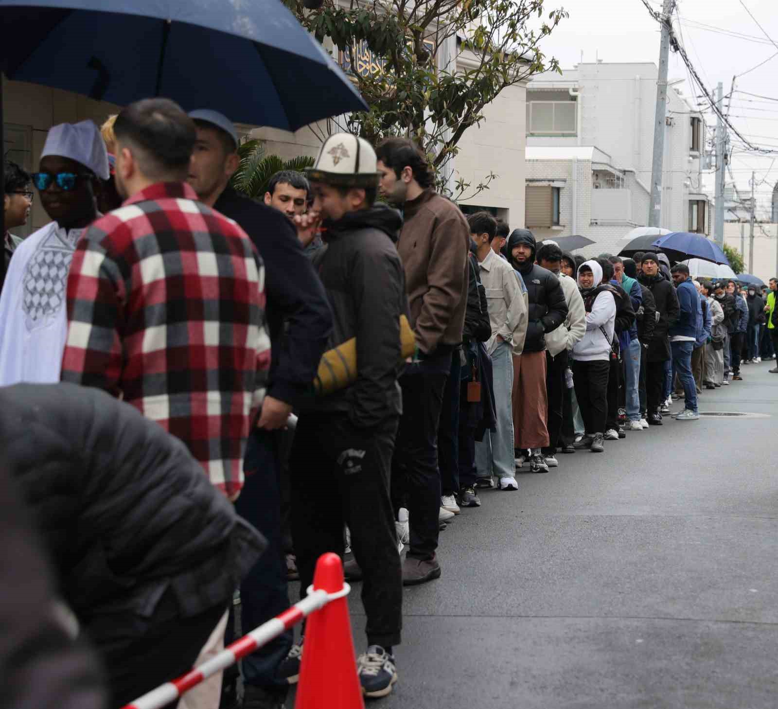 japonyadaki tokyo camiinde bayram namazi yogun katilim nedeniyle 5 kez kilindi 2 ePsHiLiM