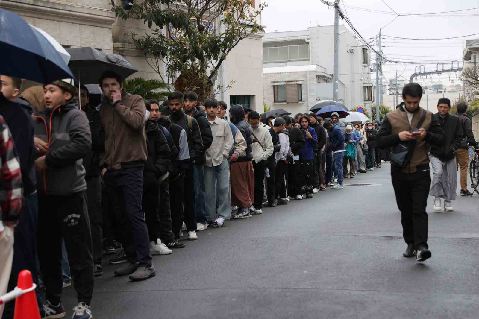 japonyadaki tokyo camiinde bayram namazi yogun katilim nedeniyle 5 kez kilindi 3 DhrkMkIp
