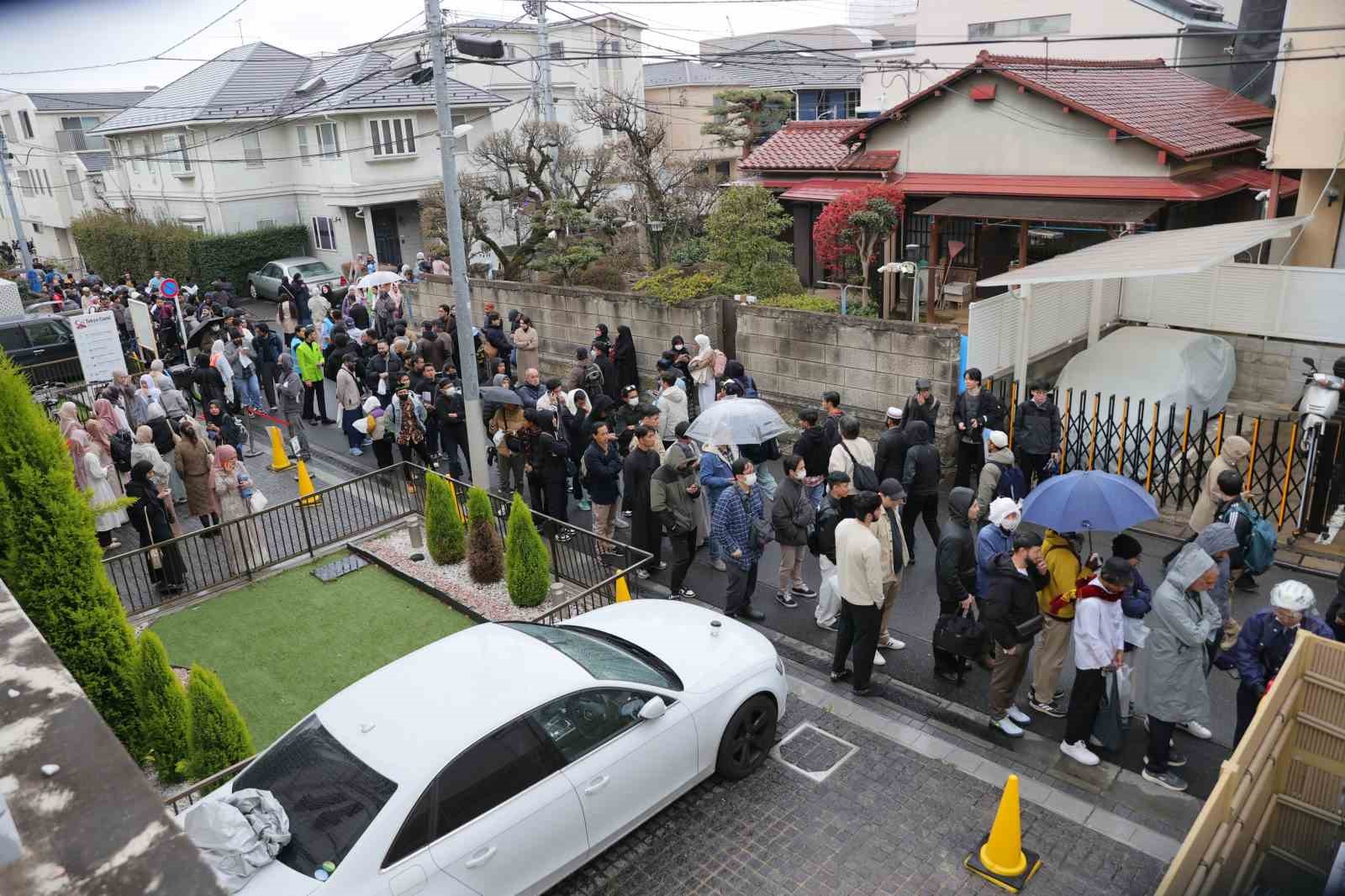 japonyadaki tokyo camiinde bayram namazi yogun katilim nedeniyle 5 kez kilindi 4 1iyCBcuj