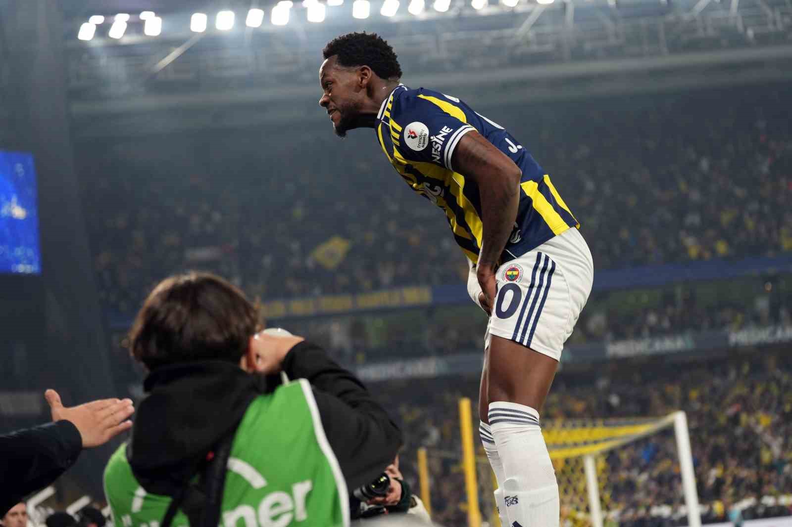jhon duran 2 golunu de derbide atti 3
