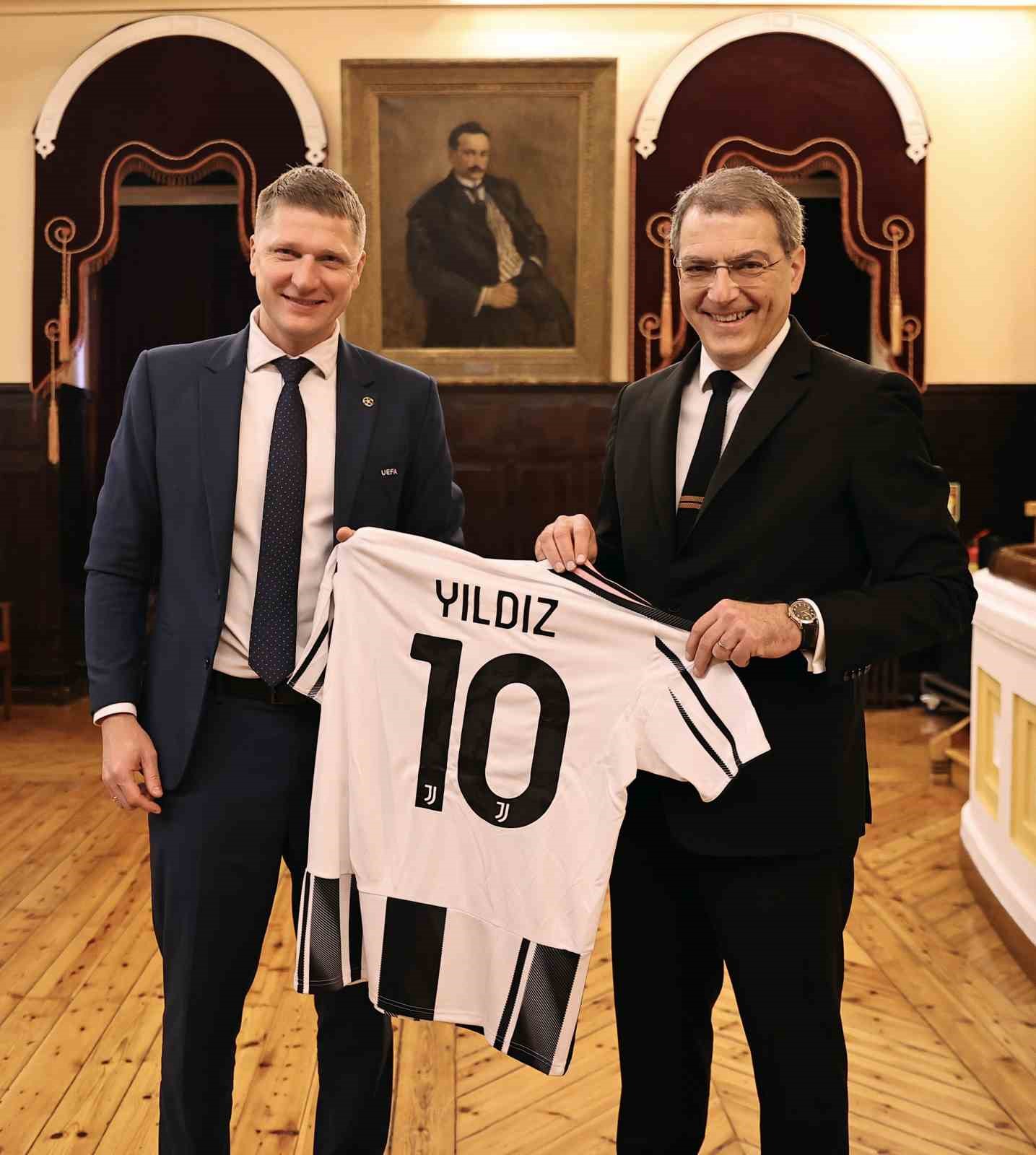 juventus maci oncesi dostluk yemegi duzenlendi 3 pNBGYISJ