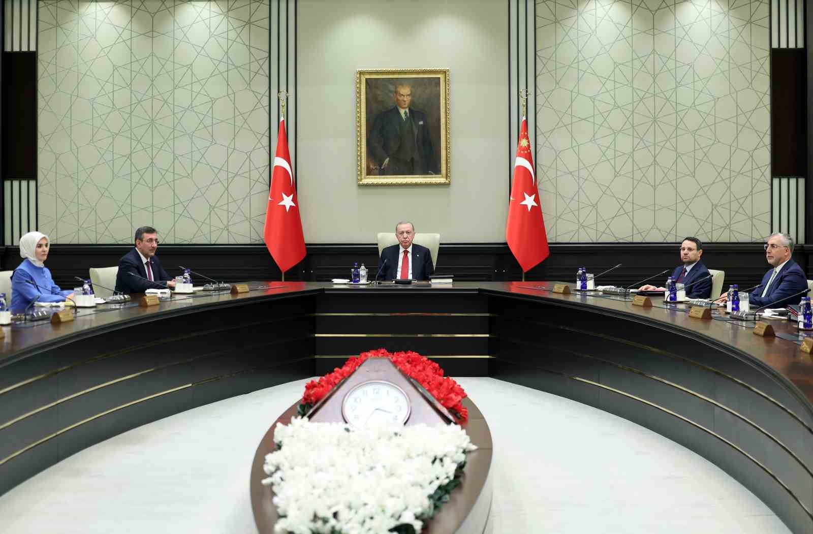 Kabine Toplantısı, Cumhurbaşkanı Recep Tayyip Erdoğan’ın başkanlığında Beştepe’de başladı. 4 kabine toplantisi cumhurbaskani recep tayyip erdoganin baskanliginda bestepede basladi 0 DvtSjtiu