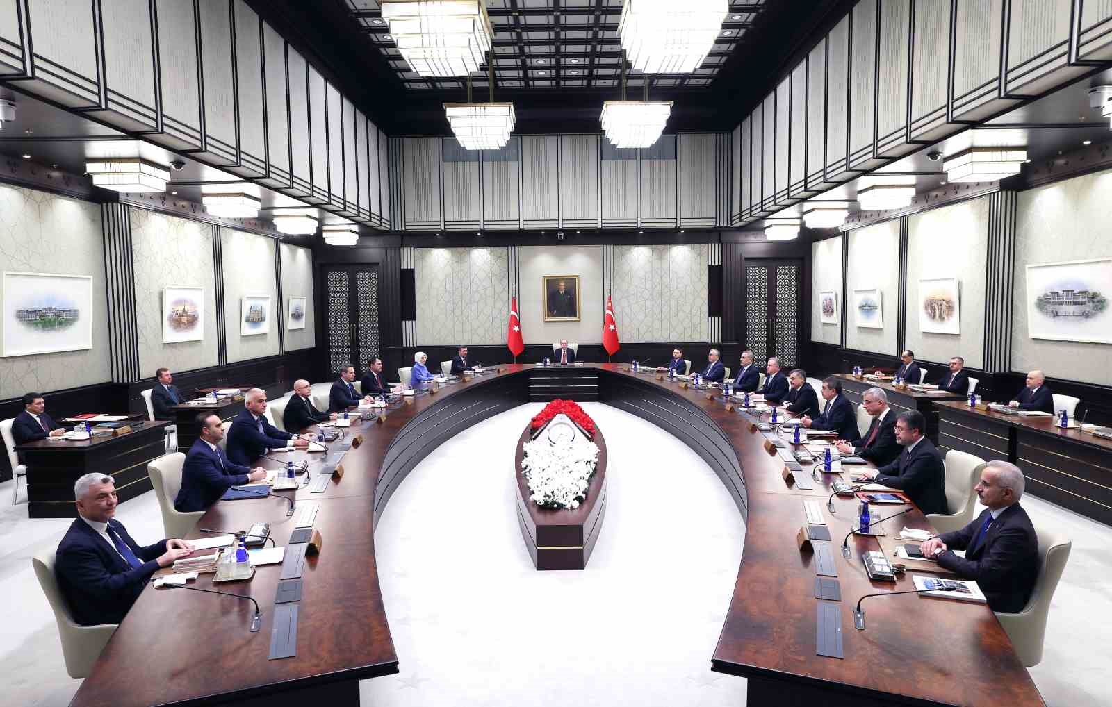 Kabine Toplantısı, Cumhurbaşkanı Recep Tayyip Erdoğan’ın başkanlığında Beştepe’de başladı. 8 kabine toplantisi cumhurbaskani recep tayyip erdoganin baskanliginda bestepede basladi 4 FQqB3zPb