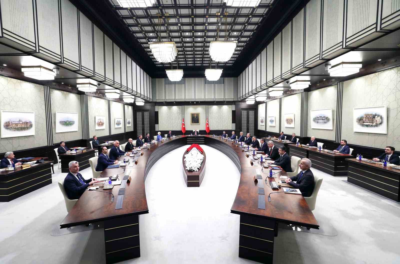 Kabine Toplantısı, Cumhurbaşkanı Recep Tayyip Erdoğan’ın başkanlığında Beştepe’de başladı. 9 kabine toplantisi cumhurbaskani recep tayyip erdoganin baskanliginda bestepede basladi 5 XzHdETev