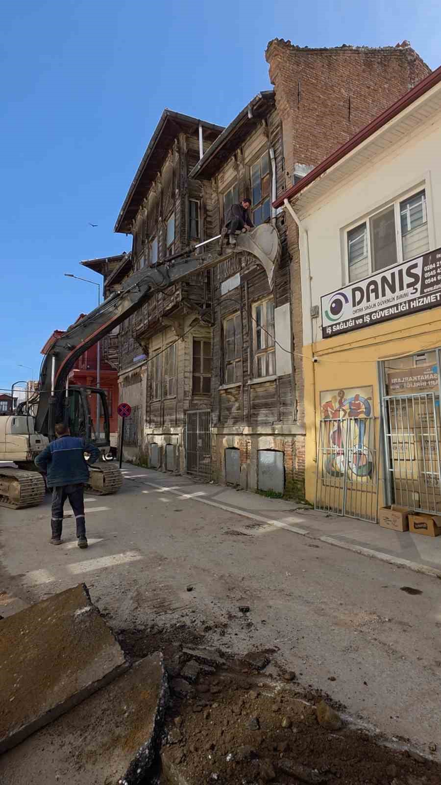 kablolari kurtarmak isterken canini hice saydi 1 e77iFFaE