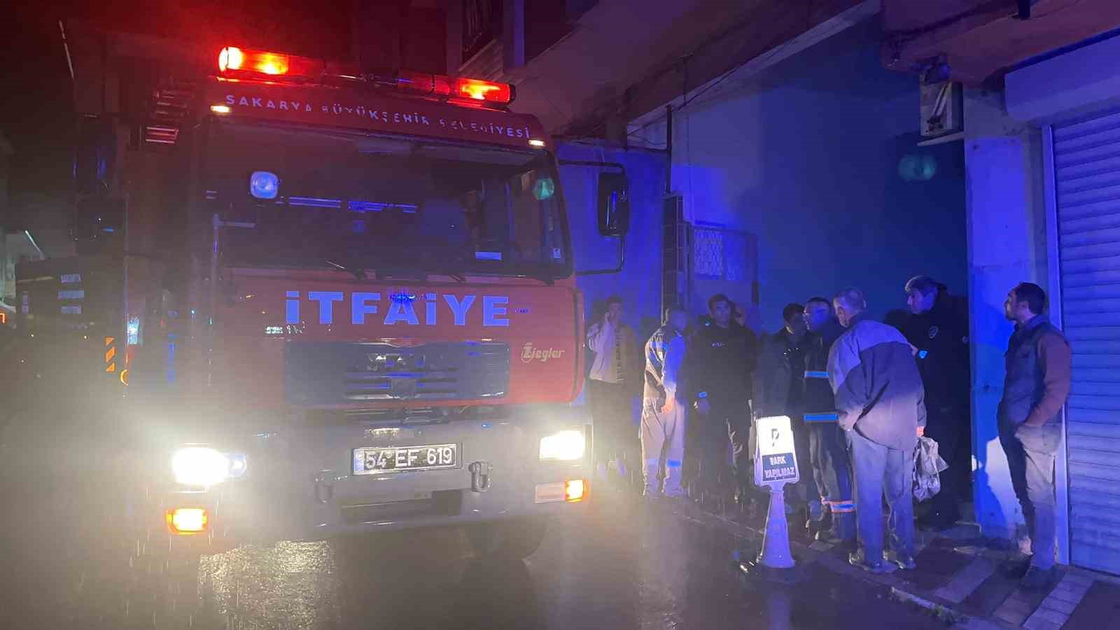 kabus gibi gece yildirim 4 katli binanin catisina dustu mahalleli sokaga dokuldu 1 DLiVeuB6