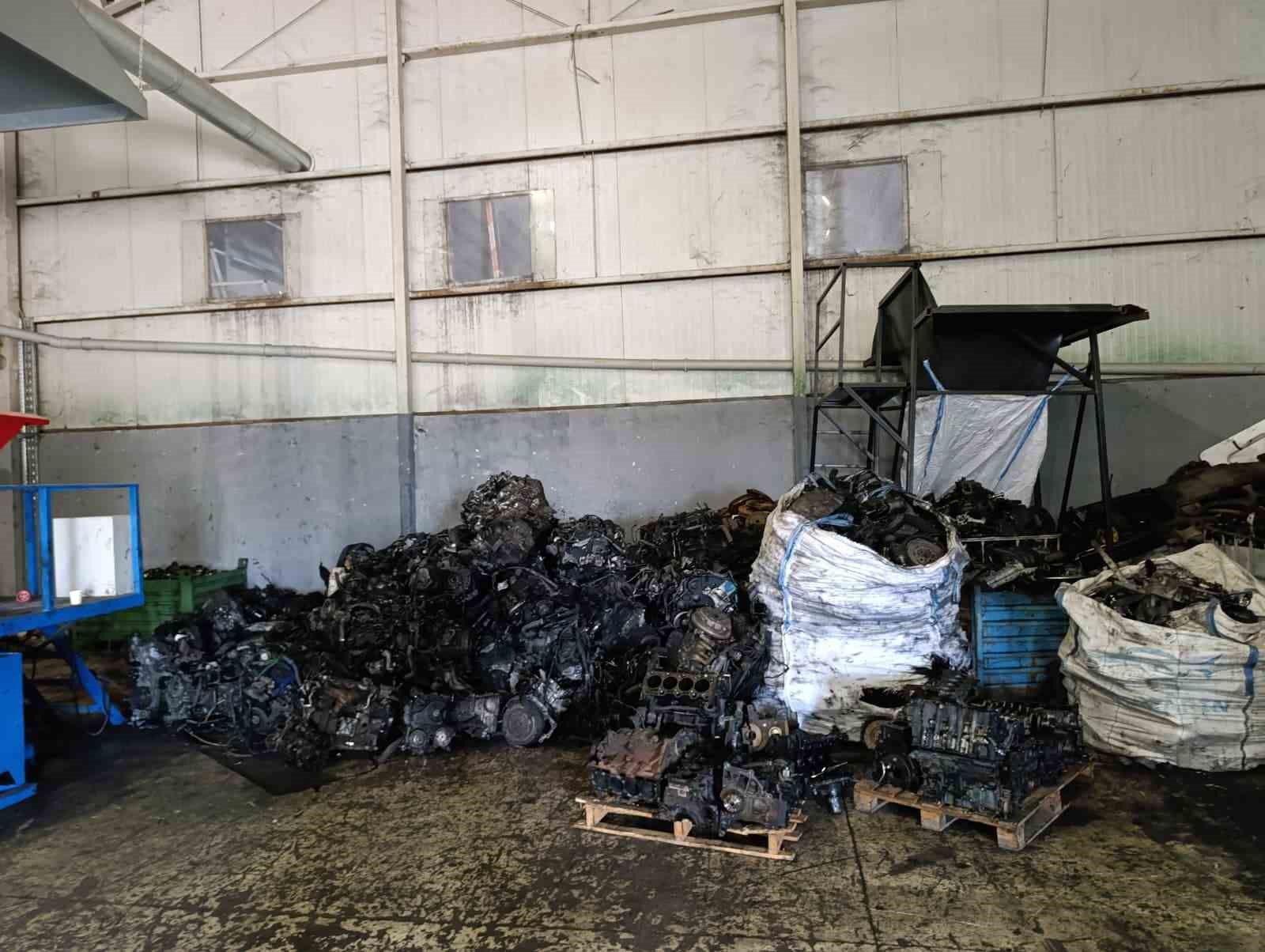 Kaçak araba parçaları gizlenen depoya operasyon: 100 milyon lira değerinde parça ele geçirildi 5 kacak araba parcalari gizlenen depoya operasyon 100 milyon lira degerinde parca ele gecirildi 1 akUmtPdD