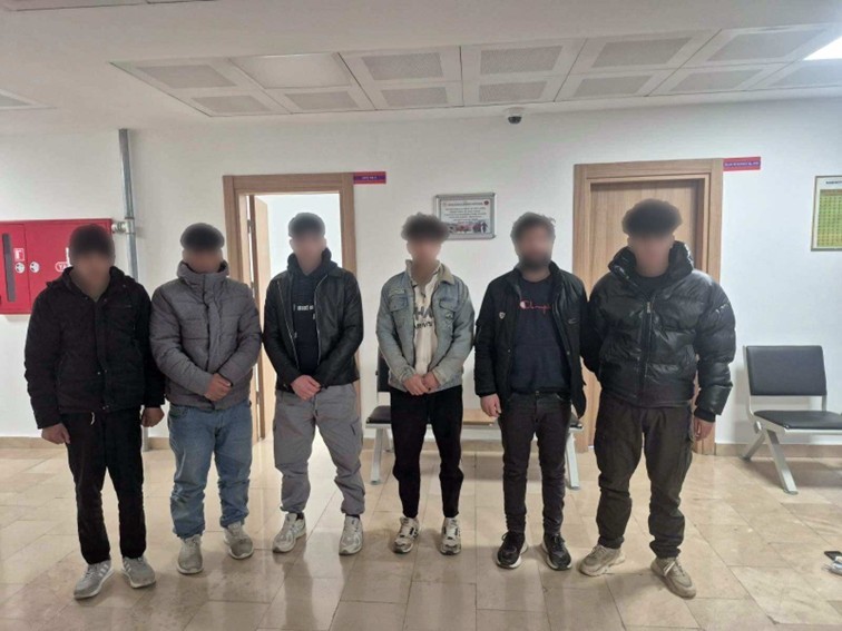 kacak gocmenler otomobil bagajinda yakalandi 0 fO9OVORP