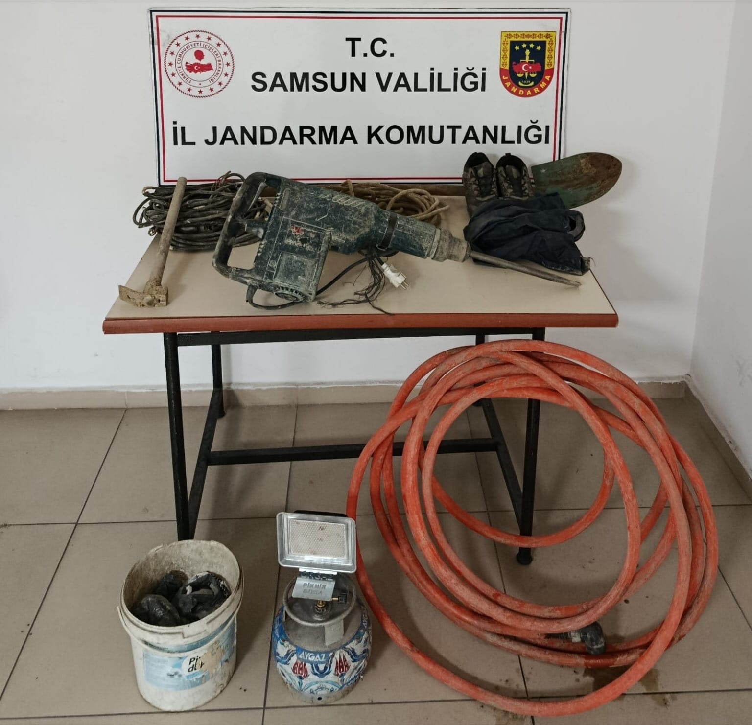 kacak kazi yapan 3 kisi jandarmaya sucustu yakalandi 0 6w6PnfCg