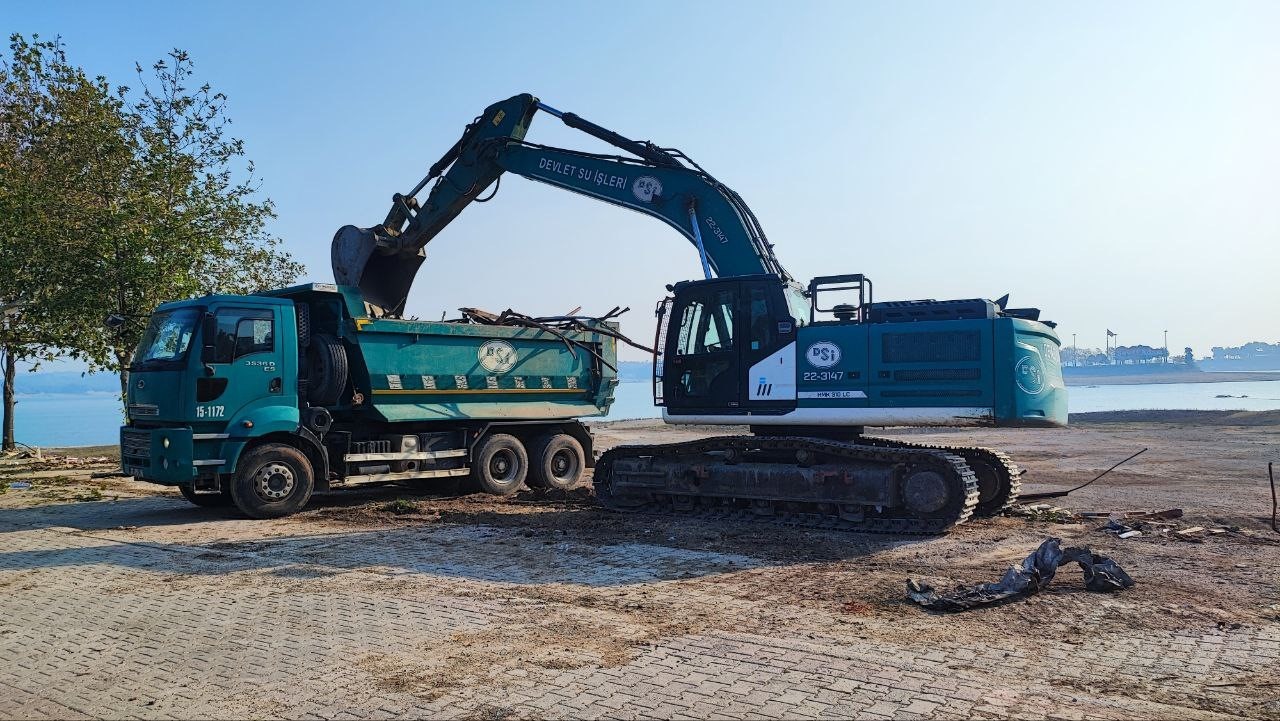 kacak yapilarin yikim islemleri devam ediyor 0