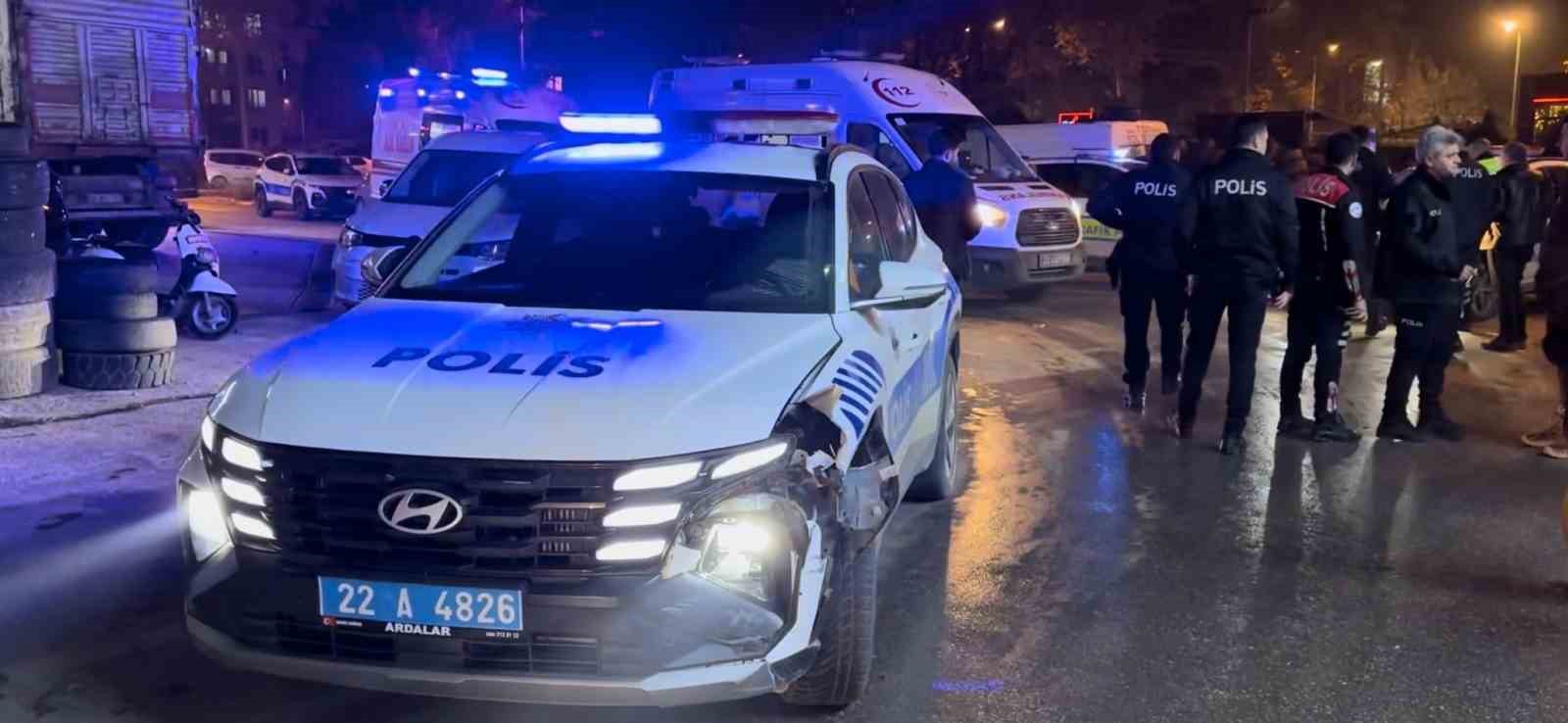 kacan surucu polis aracina carpti 2 yarali 3 JDjH1ZGK