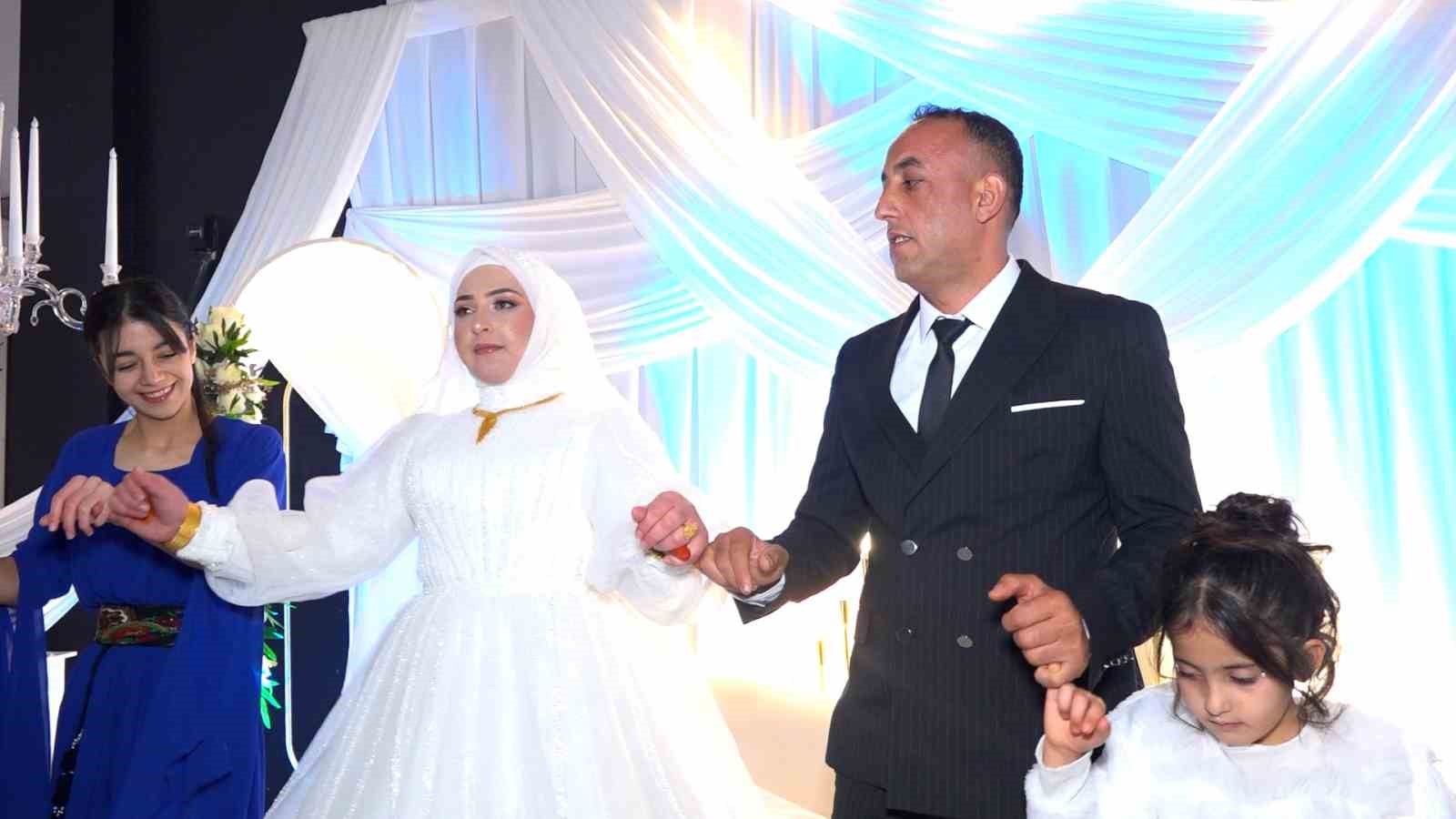 kacarak evlendiler 14 yil sonra ruya gibi bir dugunle hayallerini tamamladilar 0 hmuPQ2QN