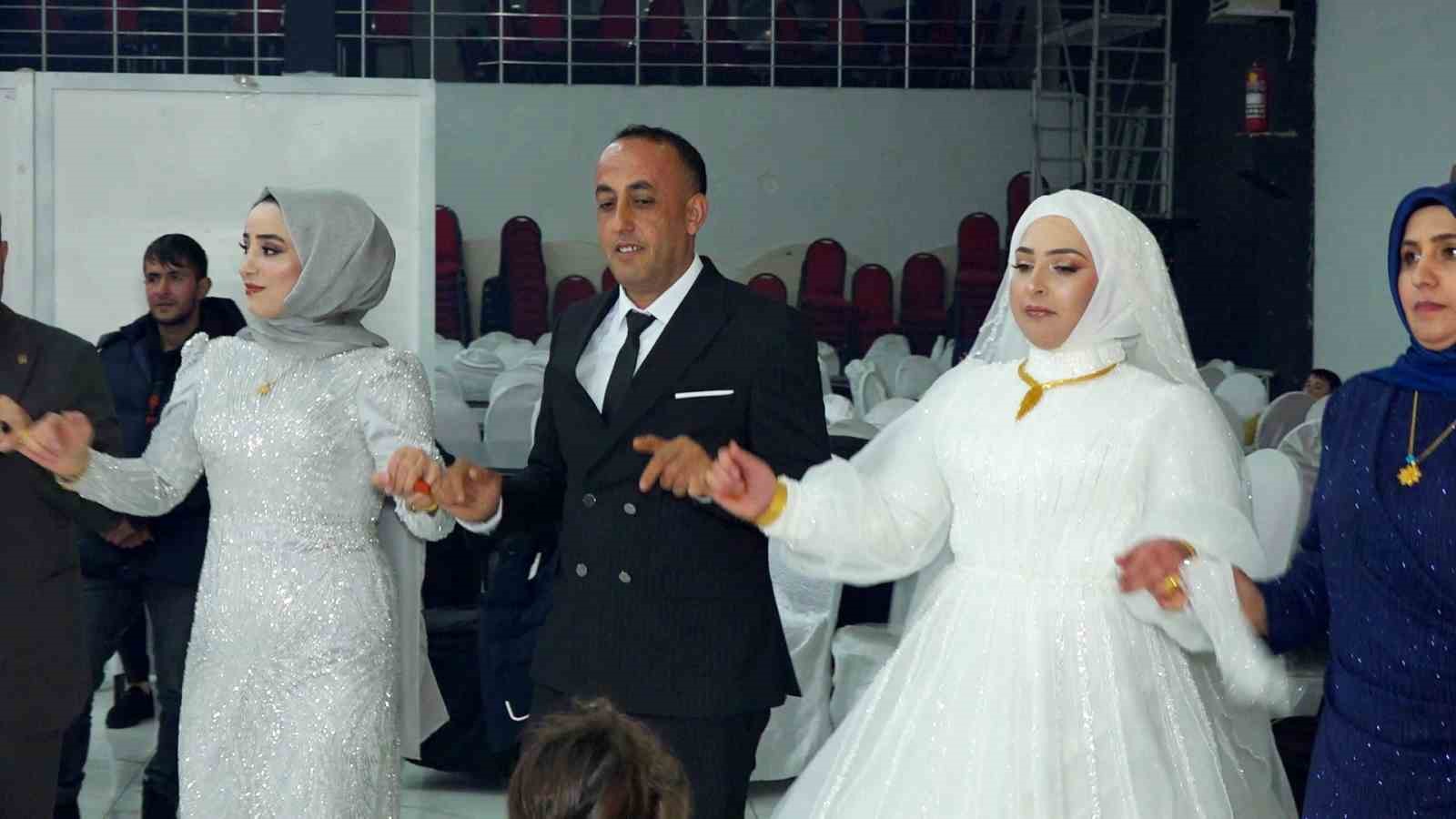 kacarak evlendiler 14 yil sonra ruya gibi bir dugunle hayallerini tamamladilar 1 1e9qKAK4