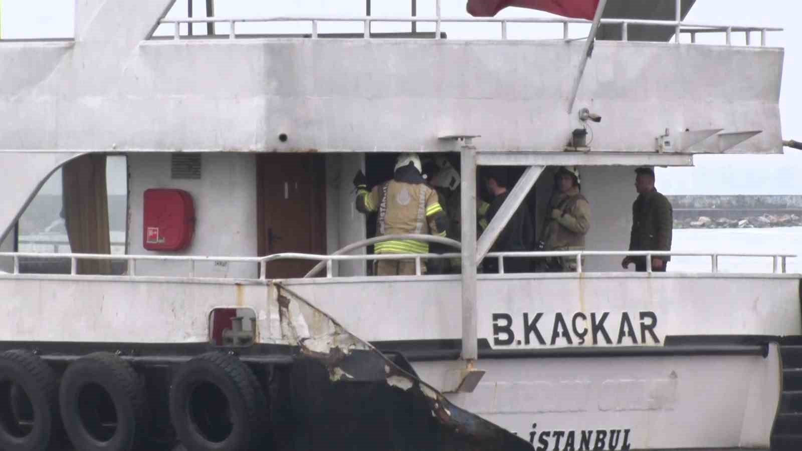 kadikoy iskelesinde cikan tekne yangini panige neden oldu 1 iXVrJack