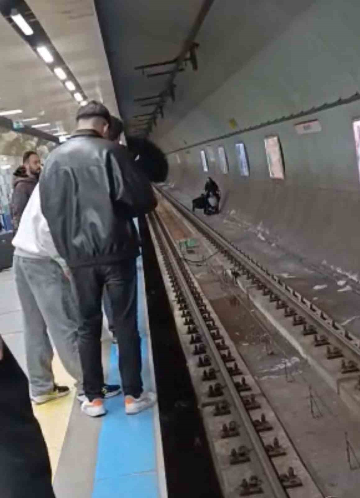 kadikoy metro istasyonunda intihar girisimi vatandaslar tarafindan engellendi 1 DbCTEkY3