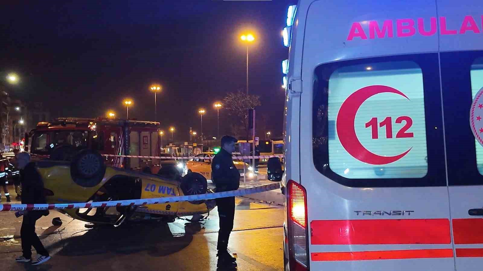 kadikoy rihtimda taksi takla atti 2 yarali 2 HNQ8PwP2