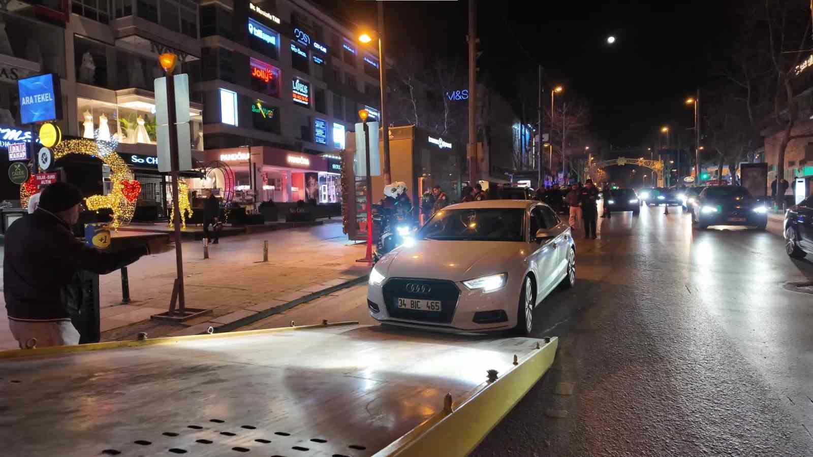 kadikoy sahil yolunda makas pahaliya patladi 90 bin lira ceza ehliyete el konuldu 1 JRdYkQpO