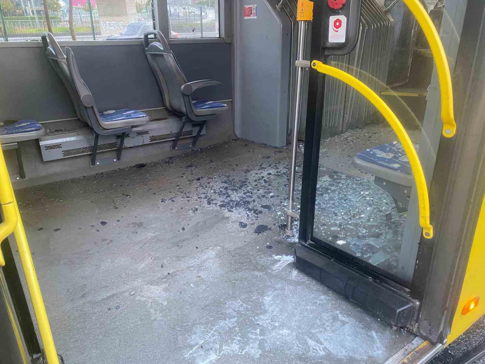 Kadıköy’de alkollü İETT şoförü bariyerlere saplandı: 2 yaralı 7 kadikoyde alkollu iett soforu bariyerlere saplandi 2 yarali 3 qMcVLhRy