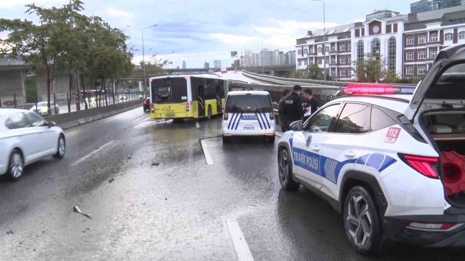 Kadıköy’de alkollü İETT şoförü bariyerlere saplandı: 2 yaralı 8 kadikoyde alkollu iett soforu bariyerlere saplandi 2 yarali 4 DVt8CkwR
