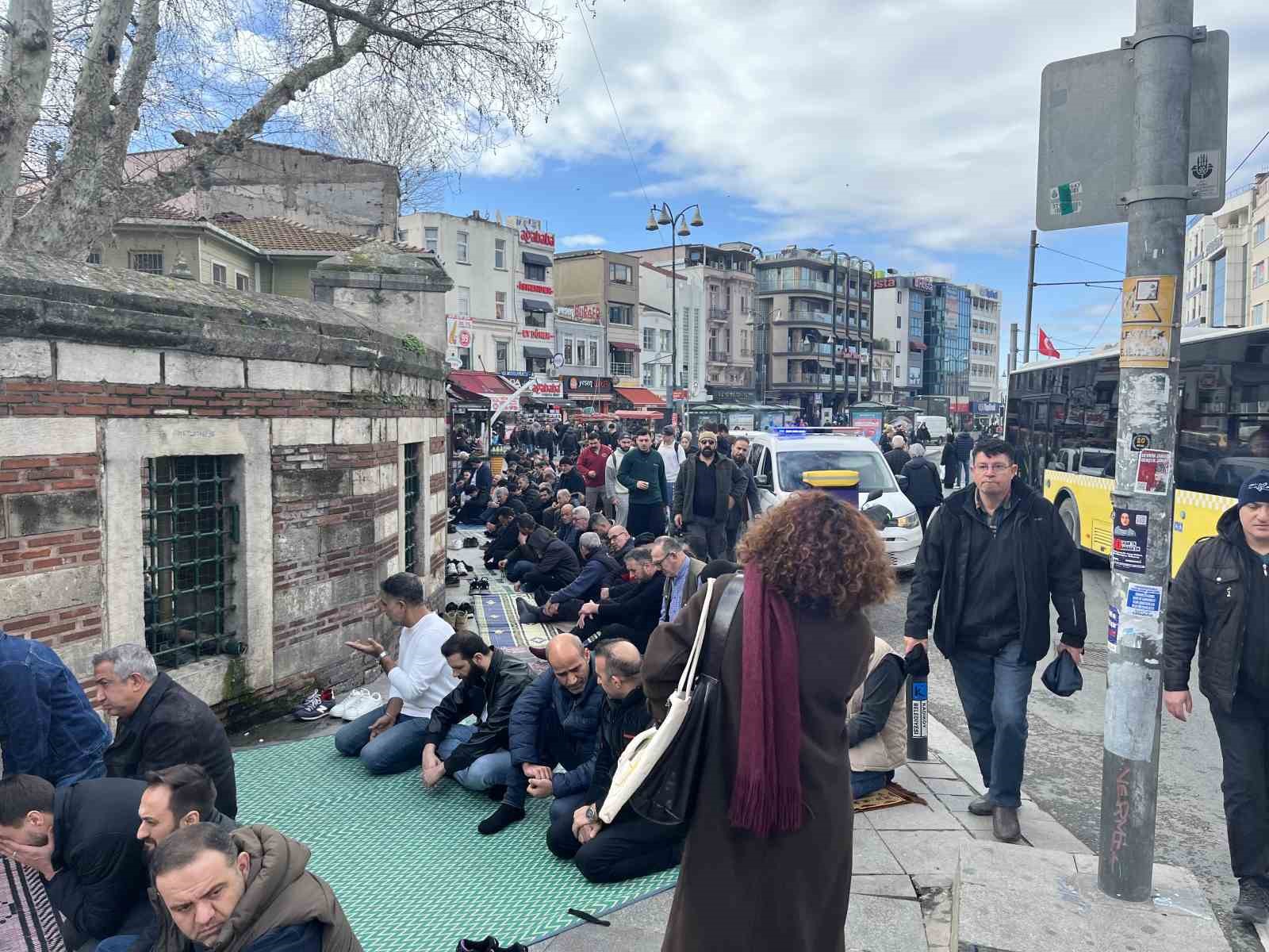 Kadıköy’de cami cemaati mağduriyeti: Namazı sokaklarda kılıyorlar 4 kadikoyde cami cemaati magduriyeti namazi sokaklarda kiliyorlar 0 wKBXp4RO