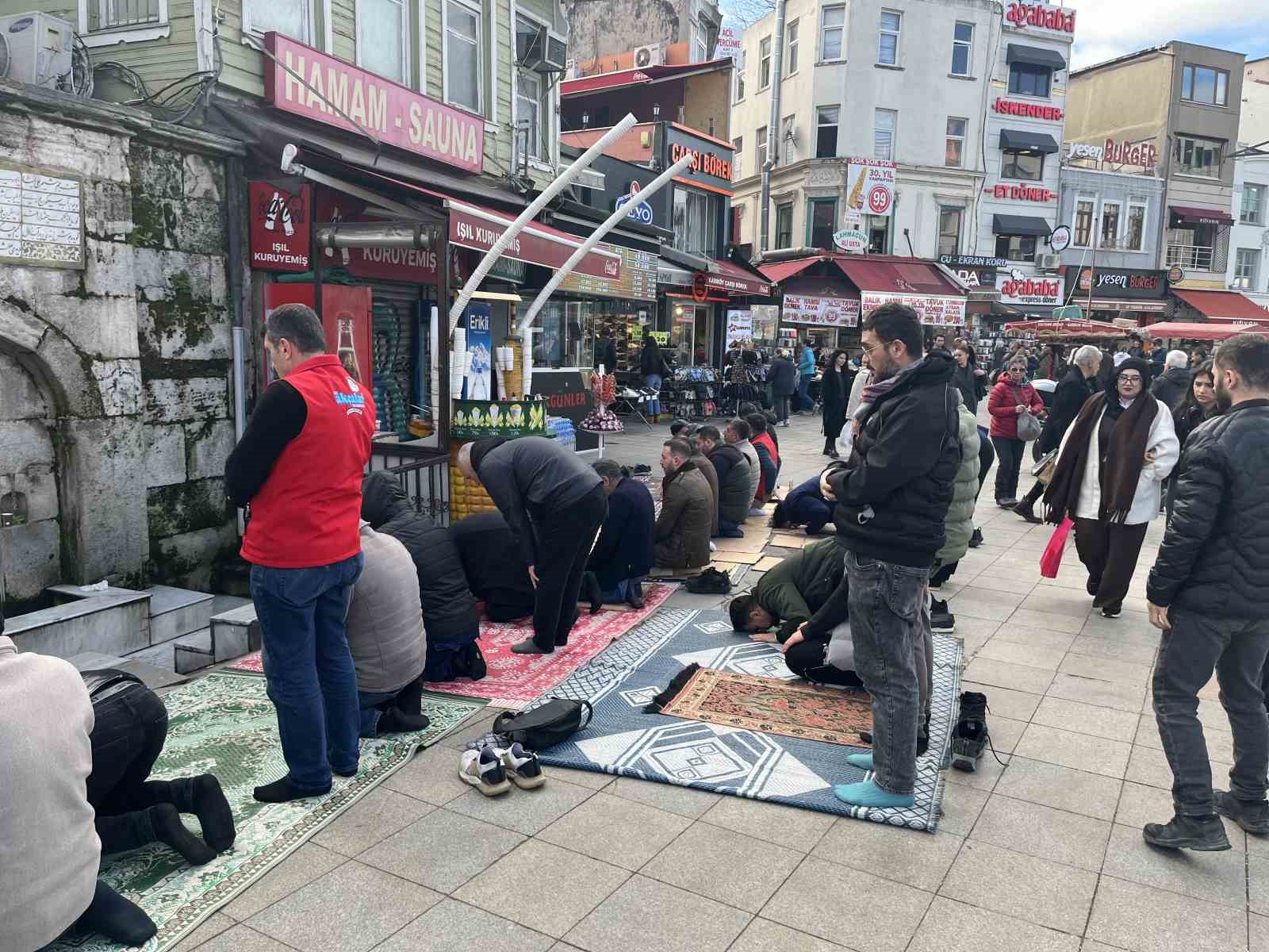 Kadıköy’de cami cemaati mağduriyeti: Namazı sokaklarda kılıyorlar 5 kadikoyde cami cemaati magduriyeti namazi sokaklarda kiliyorlar 1 FTfKRSRP