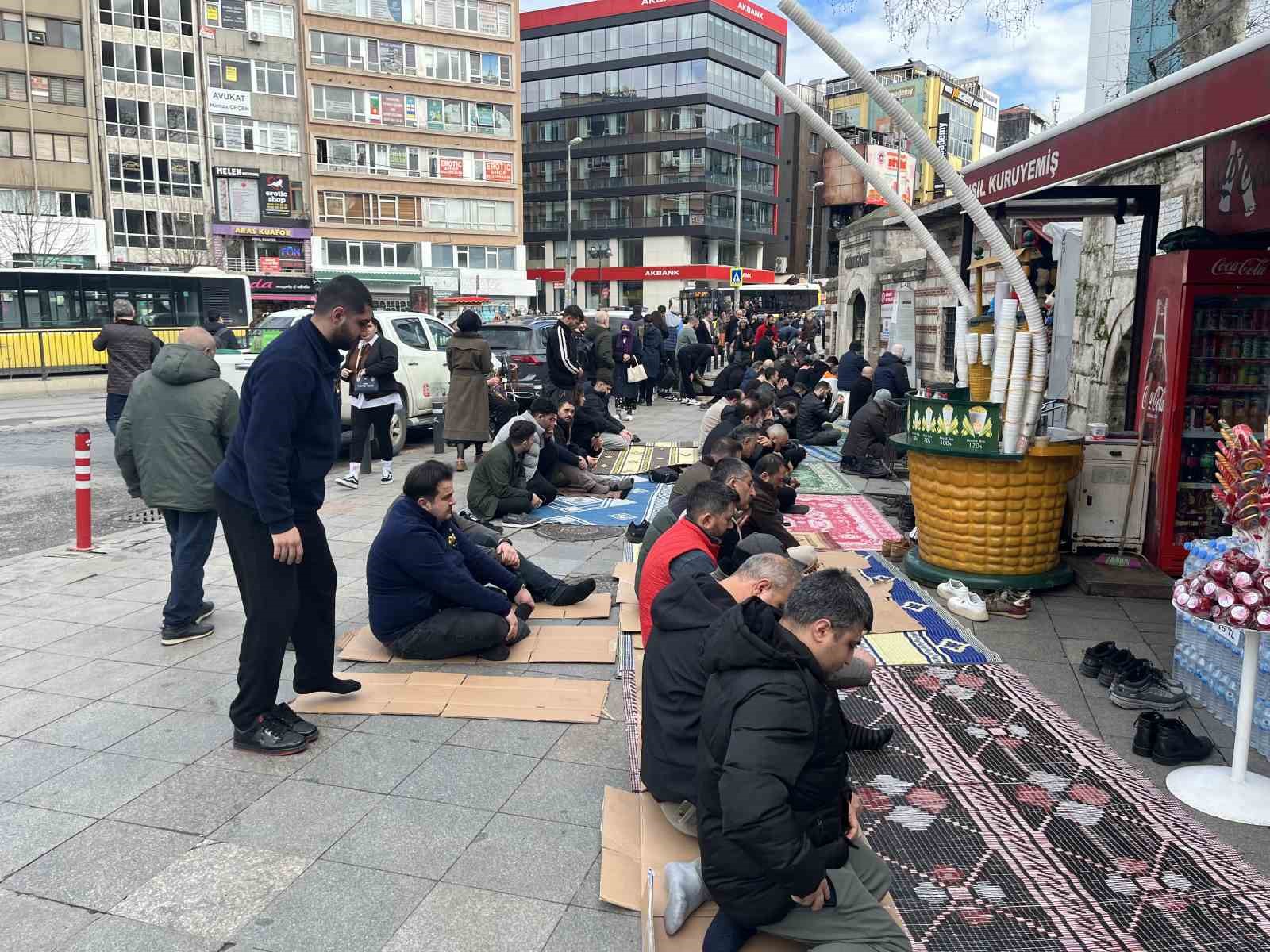 Kadıköy’de cami cemaati mağduriyeti: Namazı sokaklarda kılıyorlar 6 kadikoyde cami cemaati magduriyeti namazi sokaklarda kiliyorlar 2