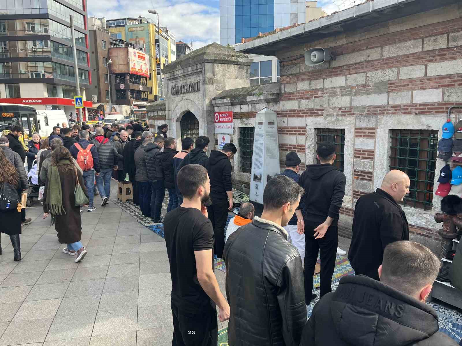 Kadıköy’de cami cemaati mağduriyeti: Namazı sokaklarda kılıyorlar 7 kadikoyde cami cemaati magduriyeti namazi sokaklarda kiliyorlar 3 d5k2gUaW