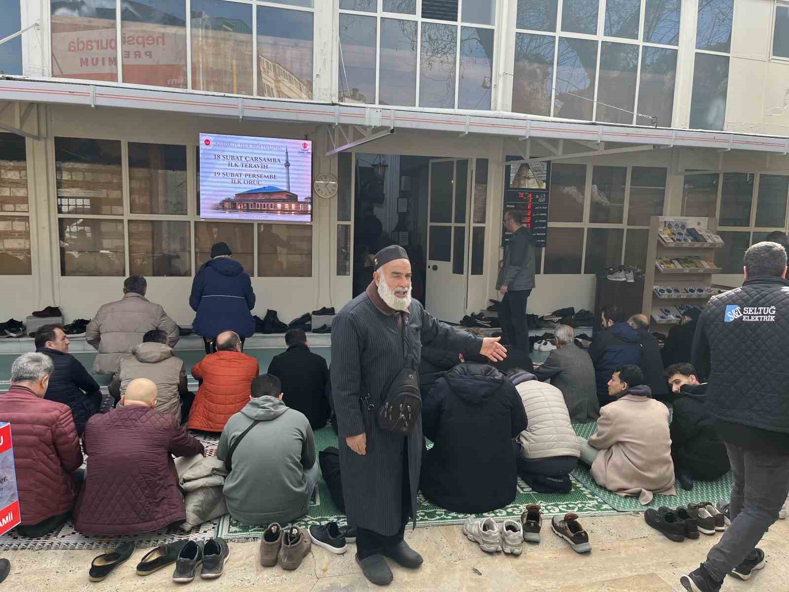 Kadıköy’de cami cemaati mağduriyeti: Namazı sokaklarda kılıyorlar 8 kadikoyde cami cemaati magduriyeti namazi sokaklarda kiliyorlar 4 y1hrnzXC