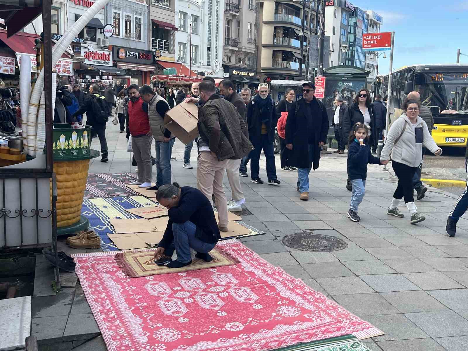 Kadıköy’de cami cemaati mağduriyeti: Namazı sokaklarda kılıyorlar 9 kadikoyde cami cemaati magduriyeti namazi sokaklarda kiliyorlar 5